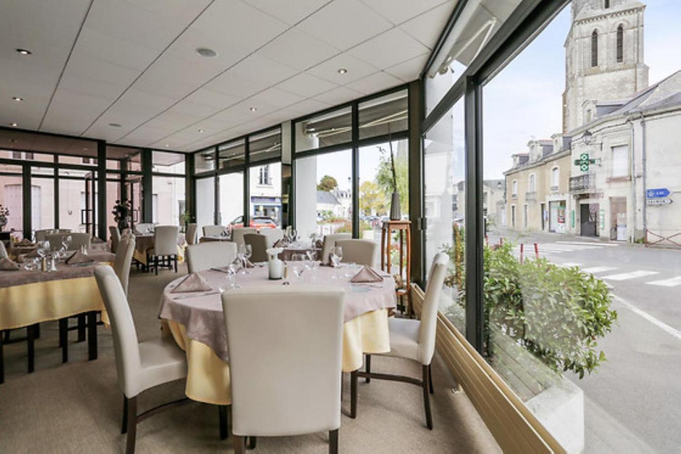 Logis Hotel Le Pelican Vernantes Extérieur photo