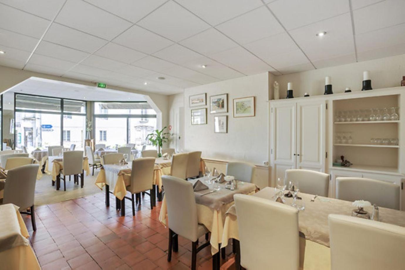 Logis Hotel Le Pelican Vernantes Extérieur photo