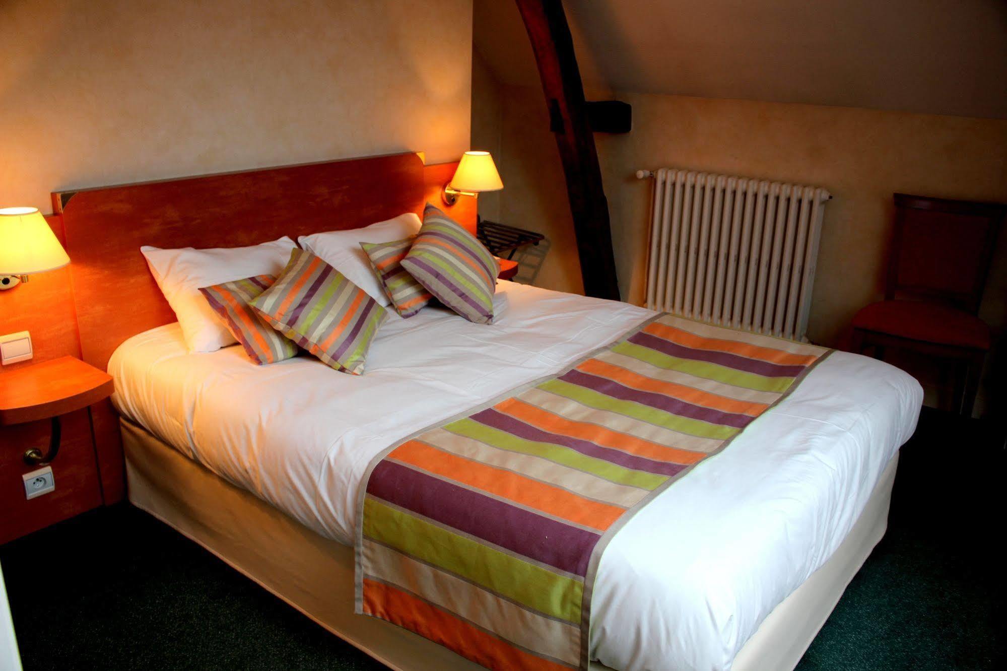 Logis Hotel Le Pelican Vernantes Extérieur photo
