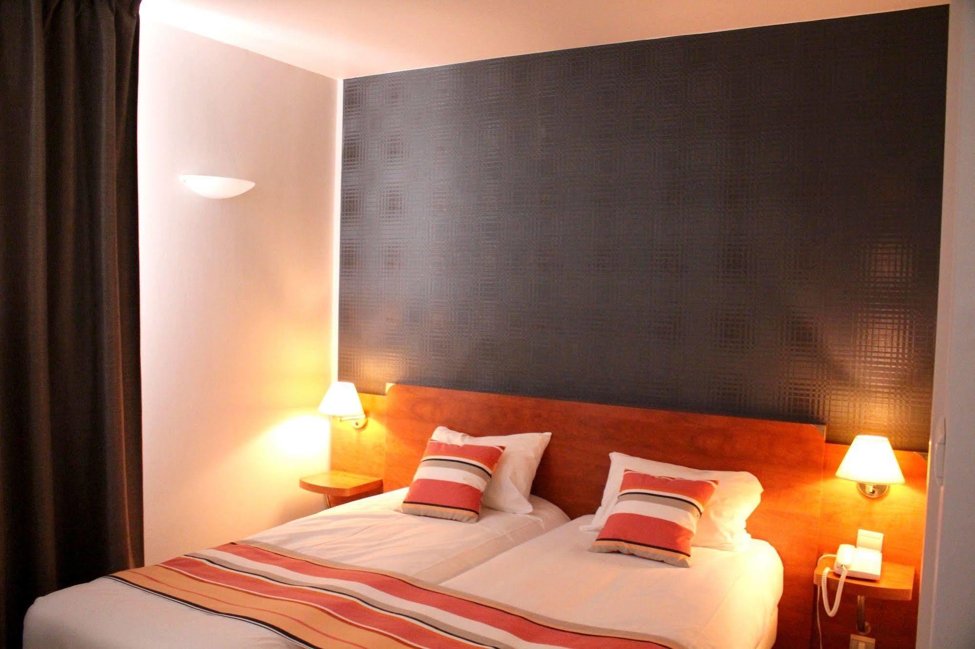 Logis Hotel Le Pelican Vernantes Extérieur photo