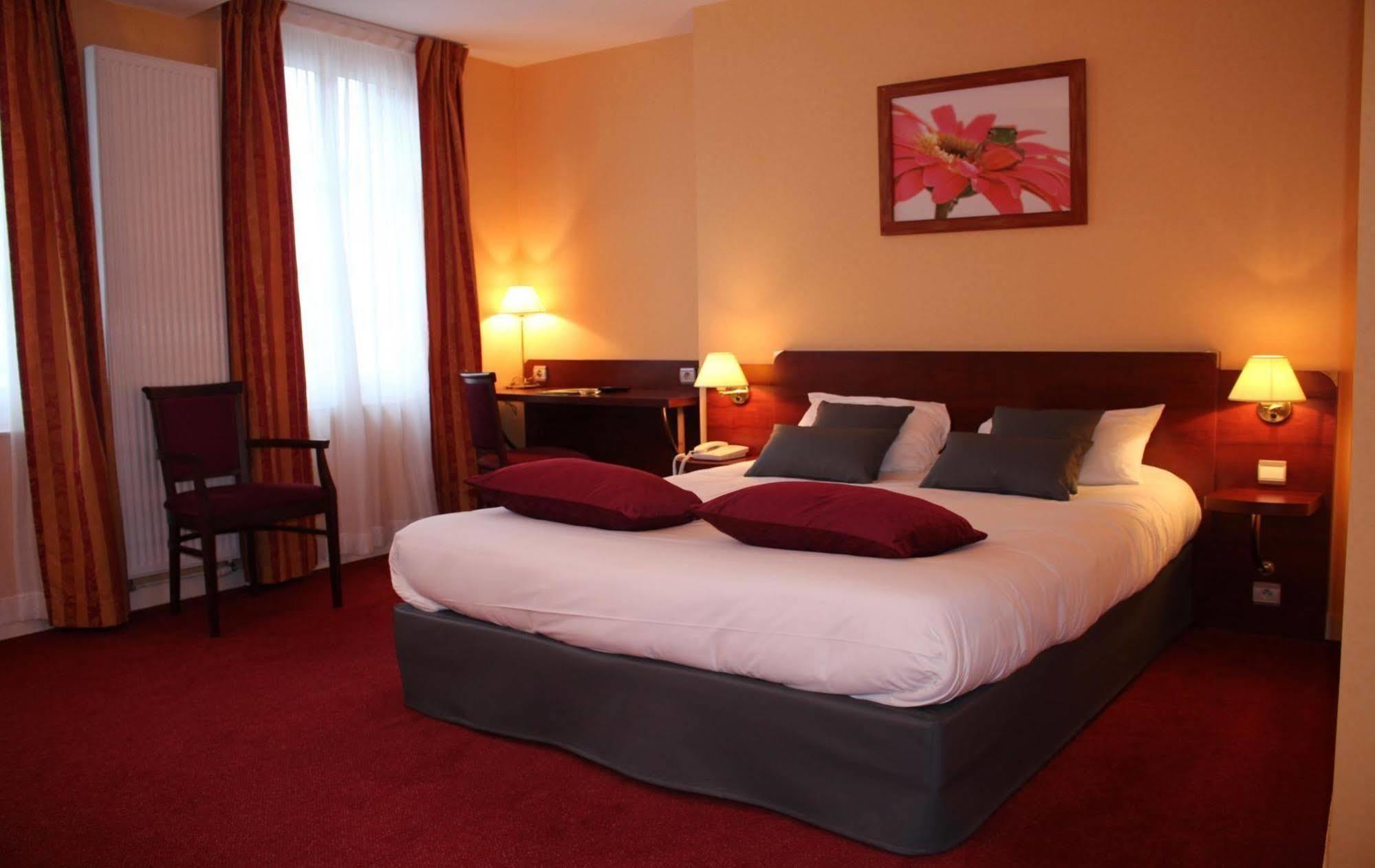 Logis Hotel Le Pelican Vernantes Extérieur photo