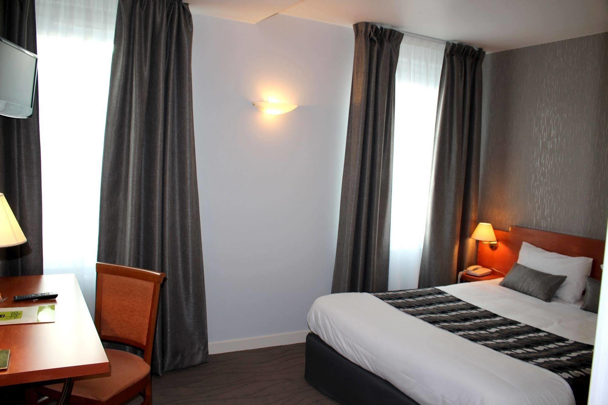 Logis Hotel Le Pelican Vernantes Extérieur photo