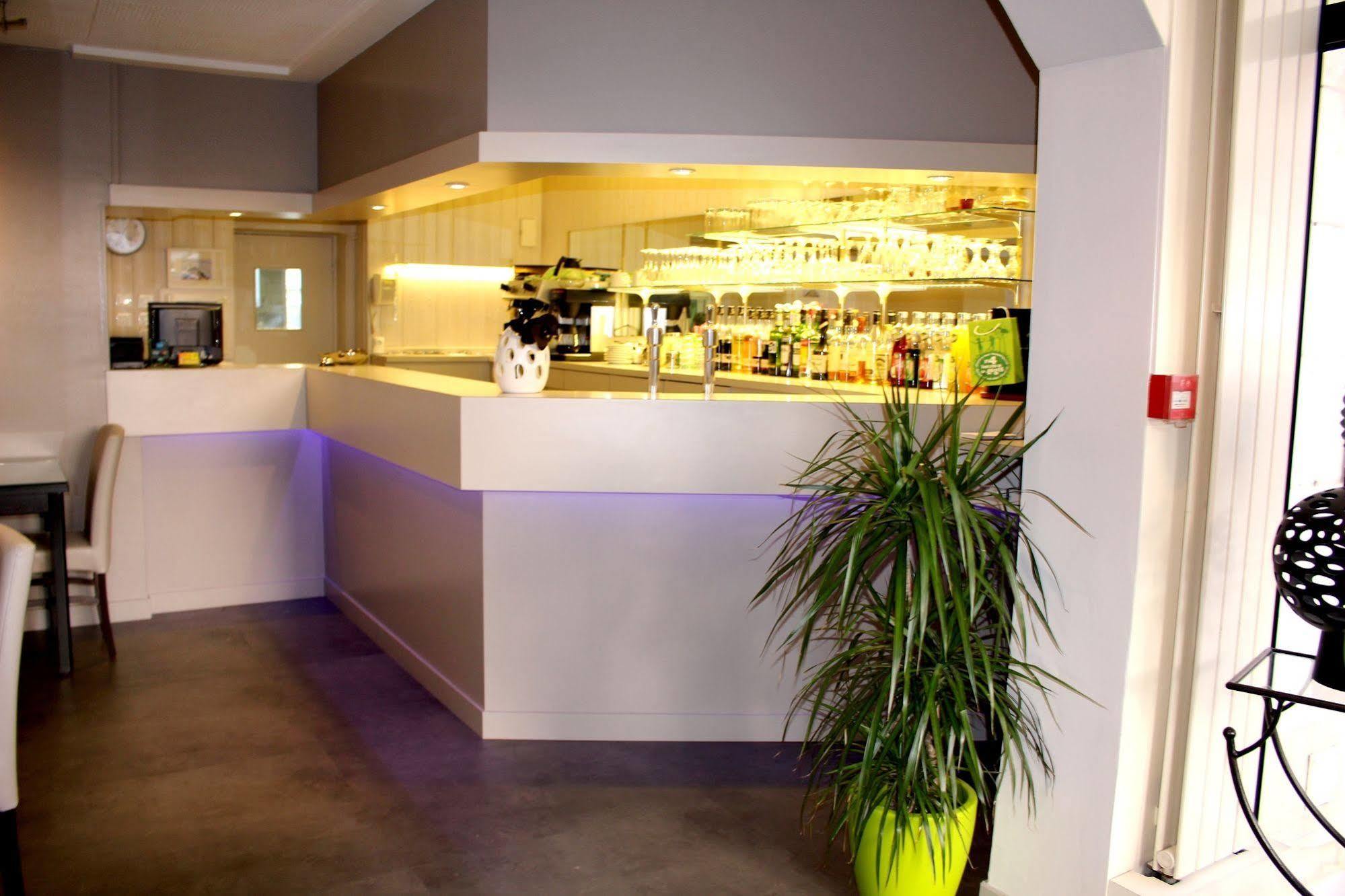 Logis Hotel Le Pelican Vernantes Extérieur photo