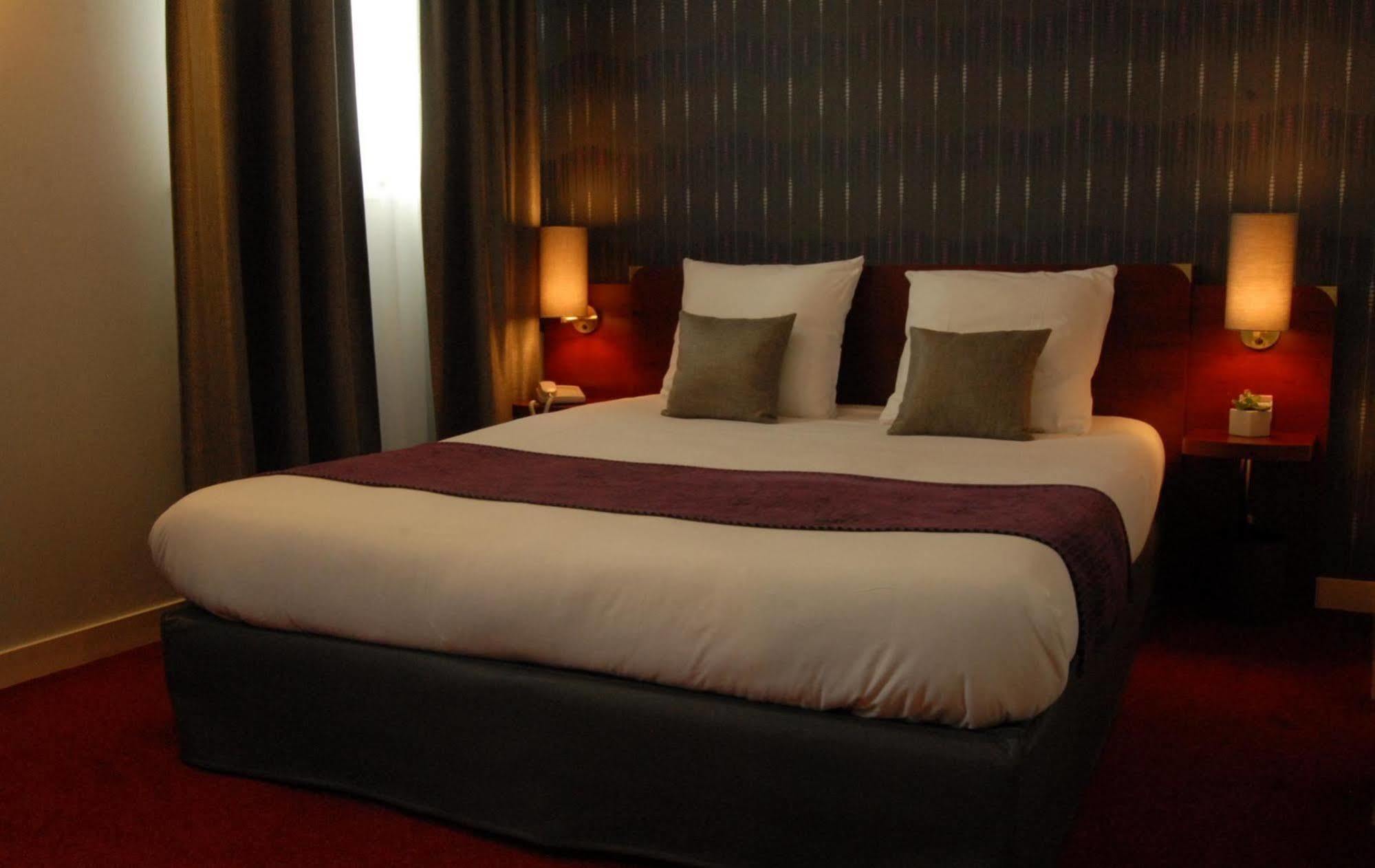 Logis Hotel Le Pelican Vernantes Extérieur photo